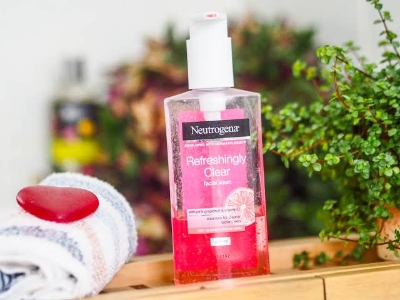 Picture of Neutrogena Refreshingly Clear Facial Wash with Pink Grapefruit 200ml