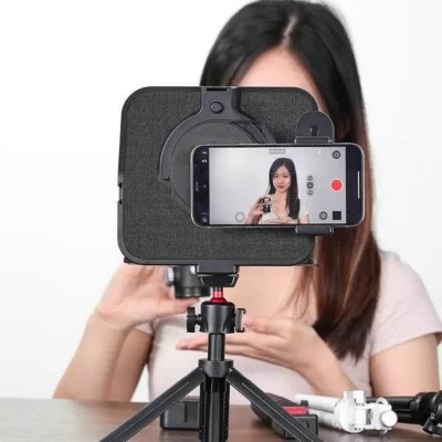 Picture of ULANZI RT02 Universal Teleprompter for Camera, Tablet, Smartphone with Remote Control - Black