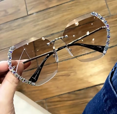 Picture of Fashion Oversized Rimless Sunglasses Women Famous Luxury Brand Design  Diamond Square Sun Glasses For Female