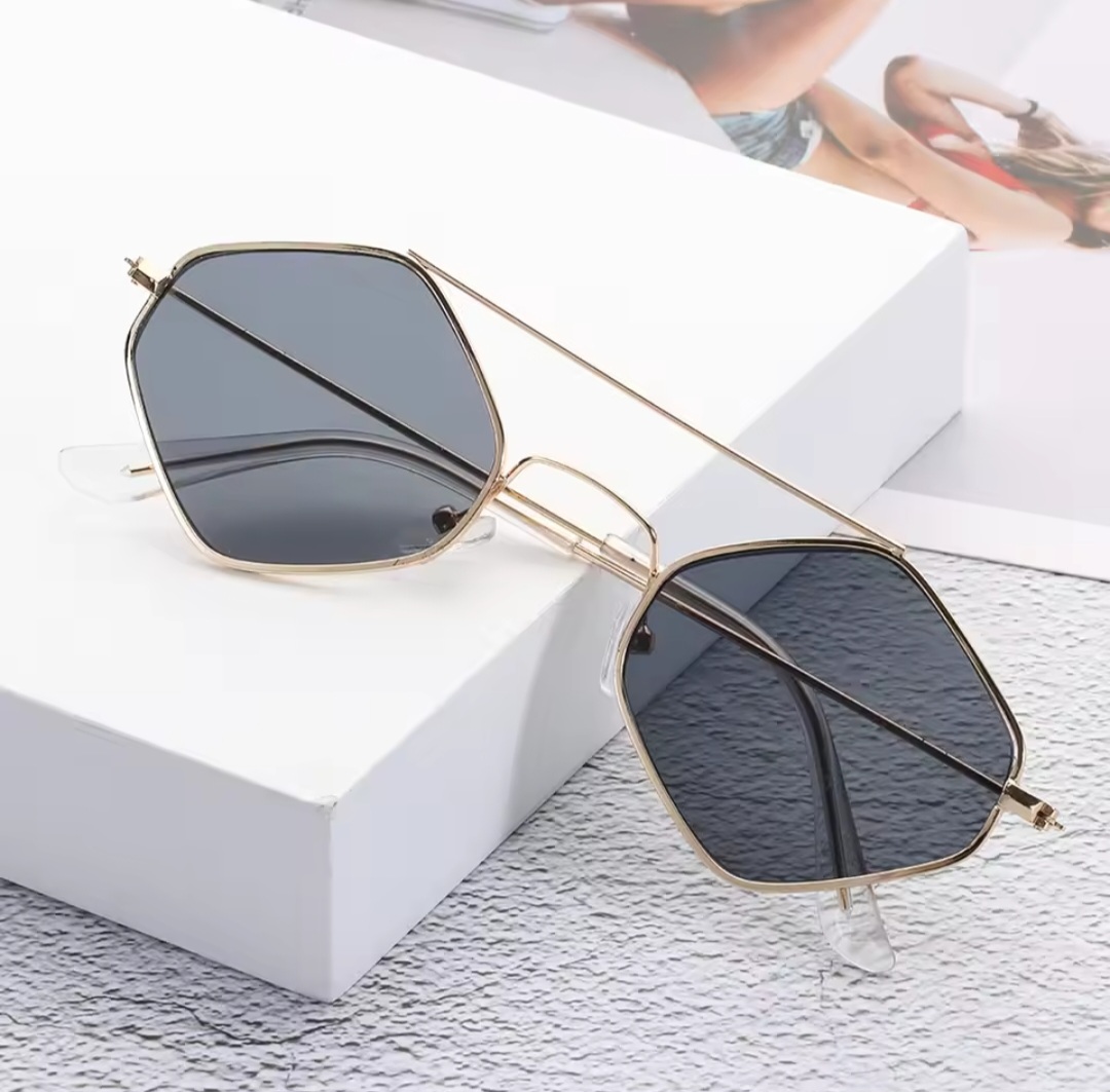 Picture of Polygonal sunglasses, with retro metal frames and double beam design