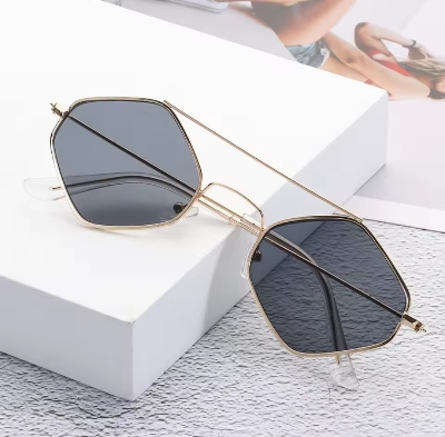 Picture of Polygonal sunglasses, with retro metal frames and double beam design