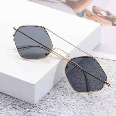 Picture of Polygonal sunglasses, with retro metal frames and double beam design