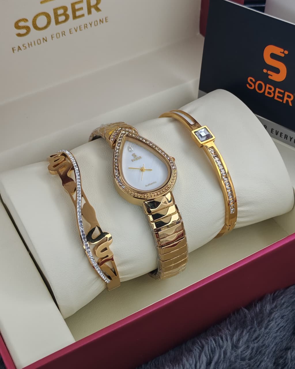 Picture of Women's Wristwatch Fashion Golden Silver Casual Quartz Bracelet Watch Niche Elegant Waterproof Hand Clock for Women