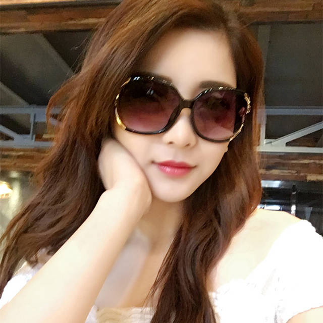 Picture of Stylish Flower Design   Sunglass for Women ( Black )