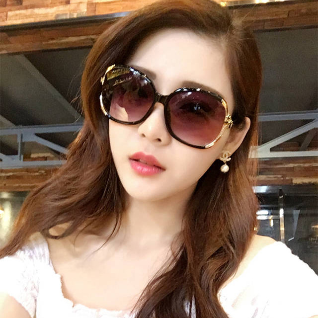 Picture of Stylish Flower Design   Sunglass for Women ( Black )