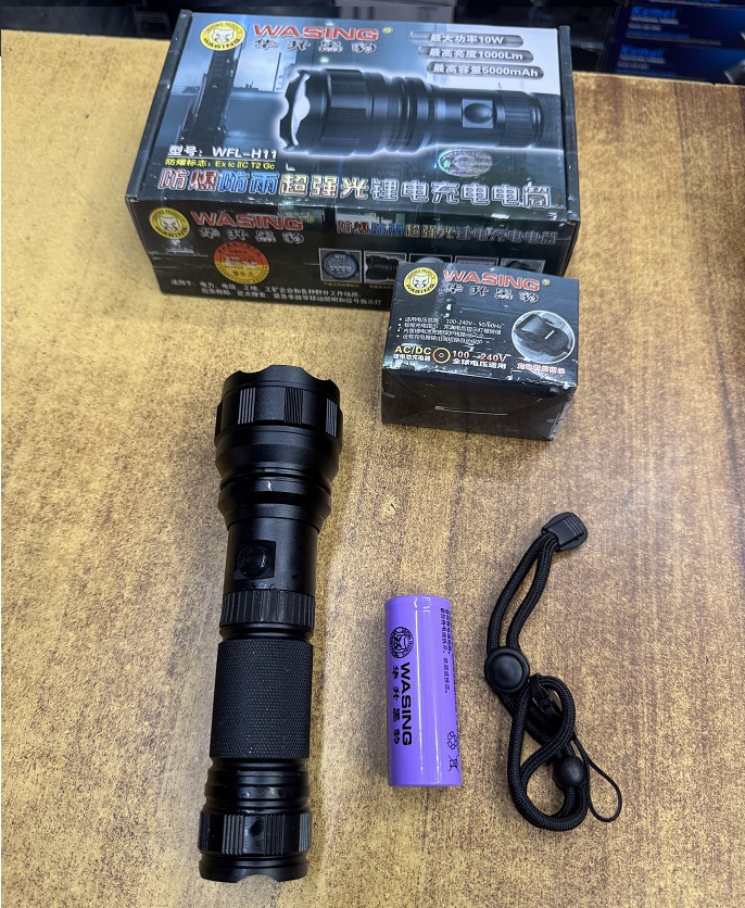 Picture of WASING WFL-H11 Strong-Powered Beam 10W LED Torch Light with 26650×1 5000mAh High Capacity Lithium-ion Rechargeable Battery & Max 1000 Lumens Brighter Flashlight - 1 Piece ( Black )