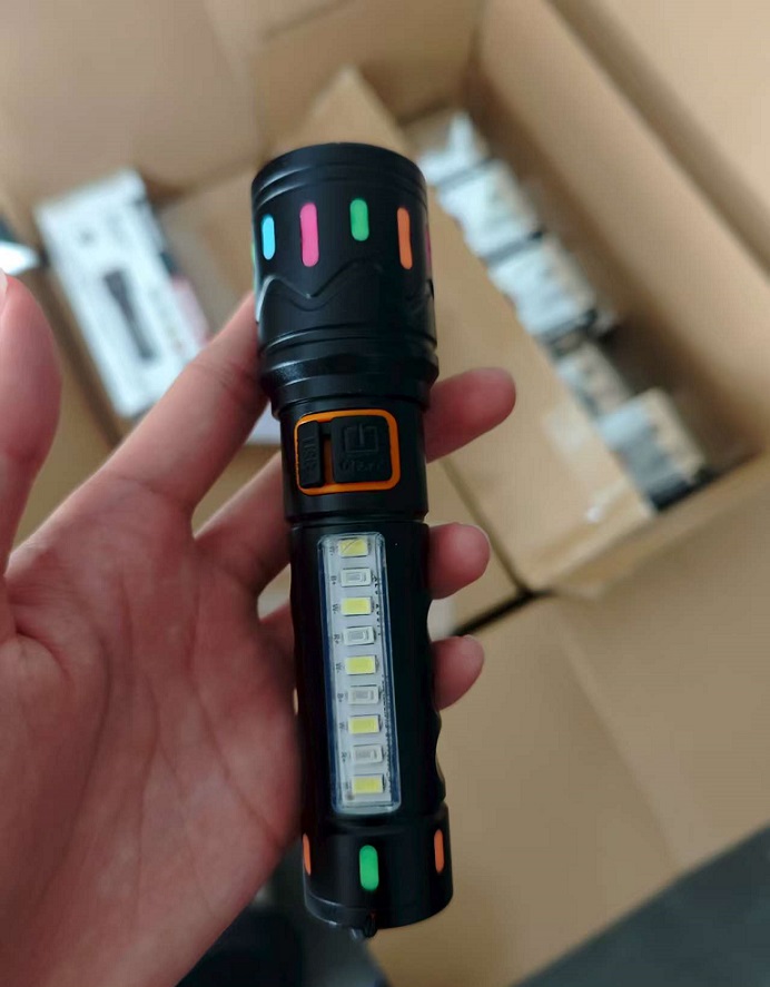 Picture of Sunford SF-4202ZEL Telescopic Zoomable Multifunctional 10W High Powered LED Zoom Torch / Flashlight with 5W Side Emergency Lighting Facility - 1 Piece ( Black )