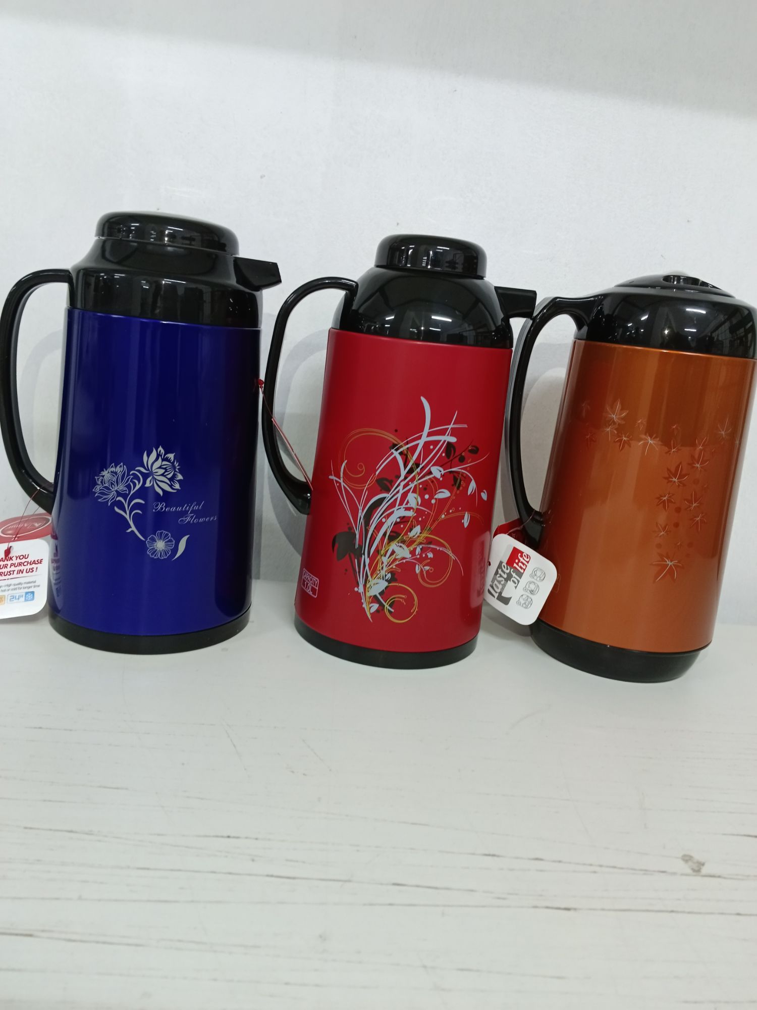 Picture of 1 liter metallic body vacuum push flask mixed color