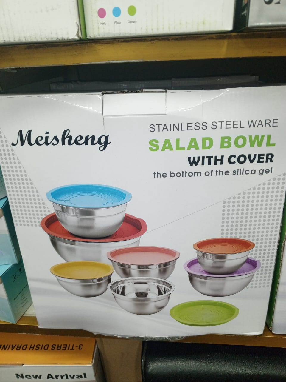 Picture of Meisheng stainless steel mixing or salad bowls with covers.