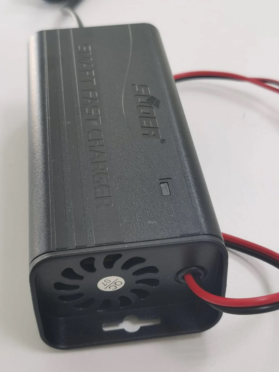 Picture of iPOWER Automatic Smart Fast 12V 5A AGM GEL Lead Acid battery charger Black