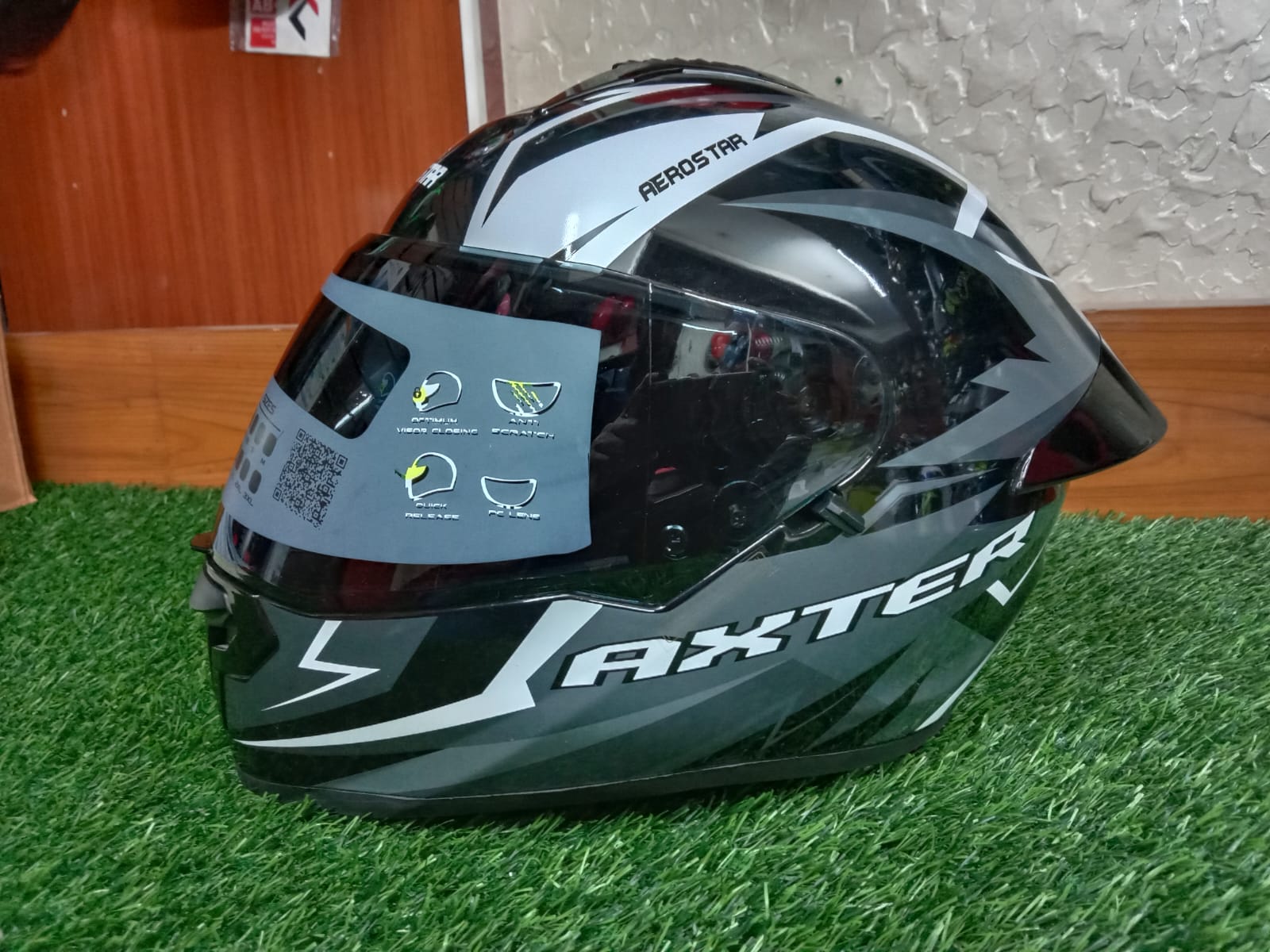 Picture of AEROSTAR AXTER Full Face Glossy Black Helmet ISI And Dot Certified (Black and white)