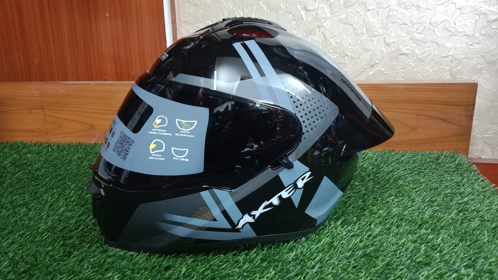 Picture of AEROSTAR AXTER Full Face Glossy Black Helmet ISI And Dot Certified (Whiteand black)