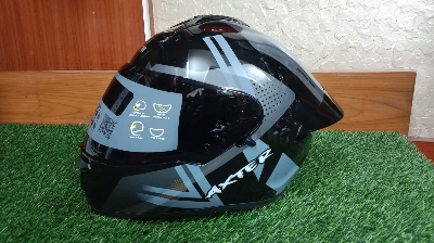 Picture of AEROSTAR AXTER Full Face Glossy Black Helmet ISI And Dot Certified (Whiteand black)