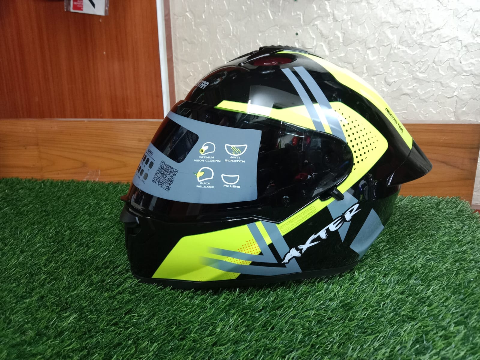 Picture of AEROSTAR AXTER Full Face Glossy Black Helmet ISI And Dot Certified (Black yellow)