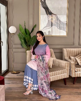 Picture of 𝐃𝐢𝐠𝐢𝐭𝐚𝐥 𝐩𝐫𝐢𝐧𝐭 𝟑𝐩𝐢𝐜𝐞𝐬 original dubai silk digital print with parl work for women's and girls - digital pinrt