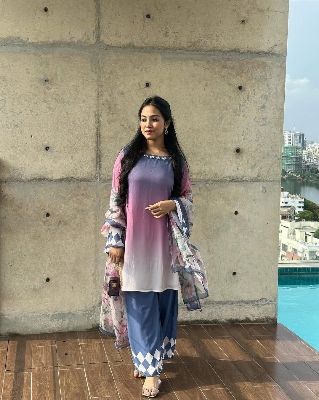 Picture of 𝐃𝐢𝐠𝐢𝐭𝐚𝐥 𝐩𝐫𝐢𝐧𝐭 𝟑𝐩𝐢𝐜𝐞𝐬 original dubai silk digital print with parl work for women's and girls - digital pinrt
