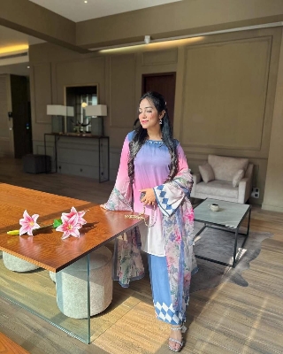 Picture of 𝐃𝐢𝐠𝐢𝐭𝐚𝐥 𝐩𝐫𝐢𝐧𝐭 𝟑𝐩𝐢𝐜𝐞𝐬 original dubai silk digital print with parl work for women's and girls - digital pinrt