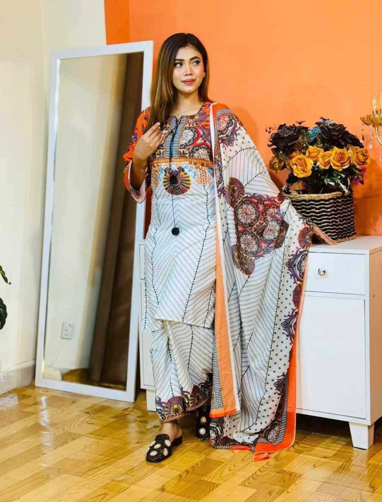 Picture of 𝐃𝐢𝐠𝐢𝐭𝐚𝐥 𝐩𝐫𝐢𝐧𝐭 𝟑𝐩𝐢𝐜𝐞𝐬 original dubai silk with full les work for women's and girls - digital pinrt