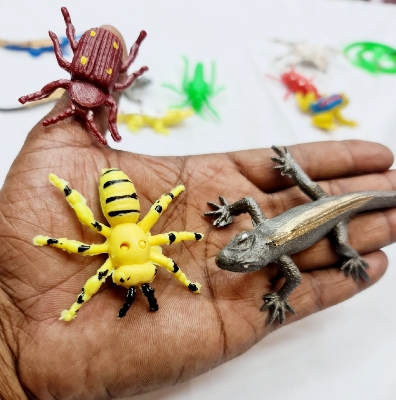 Picture of Insect toys collection Animal Kingdom Set for Kids Plastic Mini Jungle Animals Toys 12 Piece Set Animal Collection For Kids animal juicer animal toy set