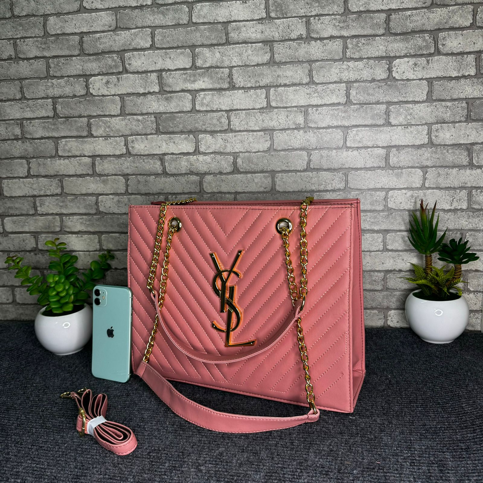 Picture of French spring new trendy women's tote bag temperament rhombic chain bag foreign fashion V grid embroidered big bag women