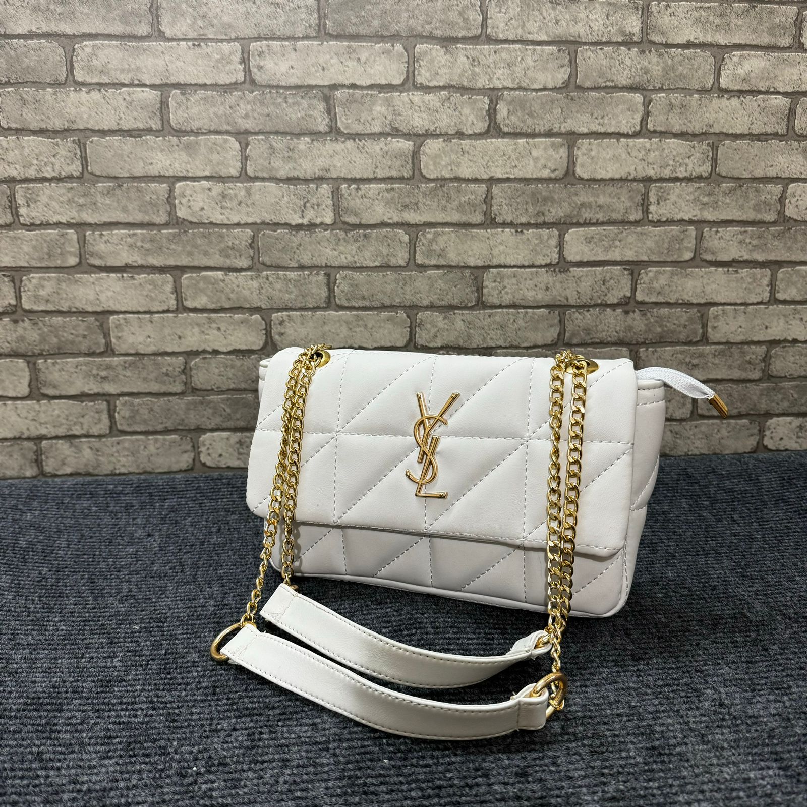 Picture of French spring new trendy women's tote bag temperament rhombic chain bag foreign fashion V grid embroidered big bag women