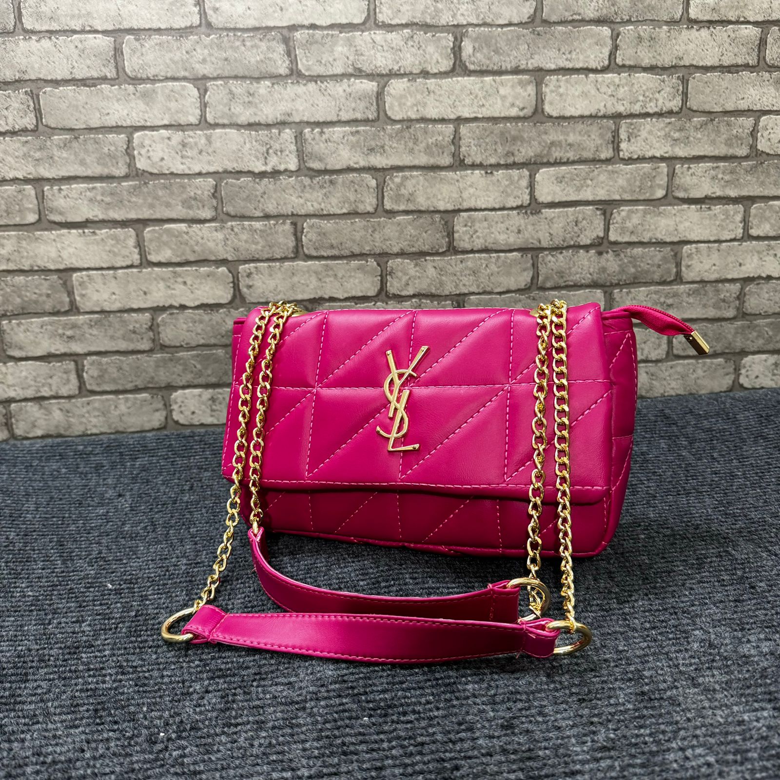 Picture of French spring new trendy women's tote bag temperament rhombic chain bag foreign fashion V grid embroidered big bag women