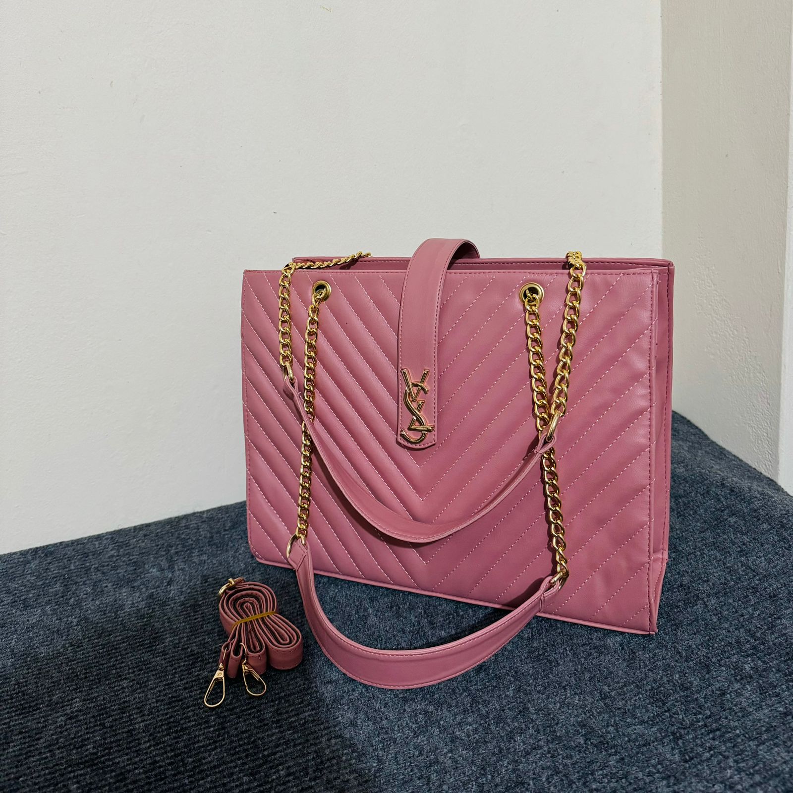 Picture of French spring new trendy women's tote bag temperament rhombic chain bag foreign fashion V grid embroidered big bag women