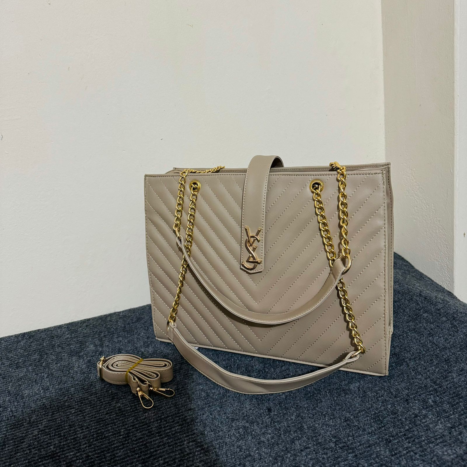 Picture of French spring new trendy women's tote bag temperament rhombic chain bag foreign fashion V grid embroidered big bag women