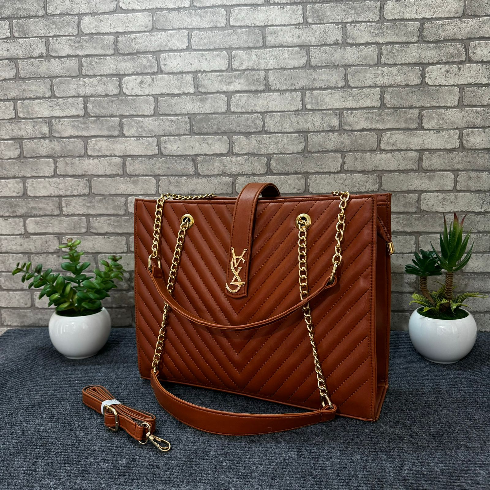 Picture of French spring new trendy women's tote bag temperament rhombic chain bag foreign fashion V grid embroidered big bag women