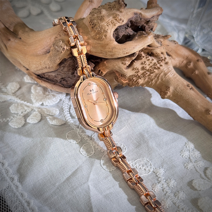Picture of Old Money Style New Product Simple Retro Small Gold Watch Oval Women's Watch Niche High-End Bracelet