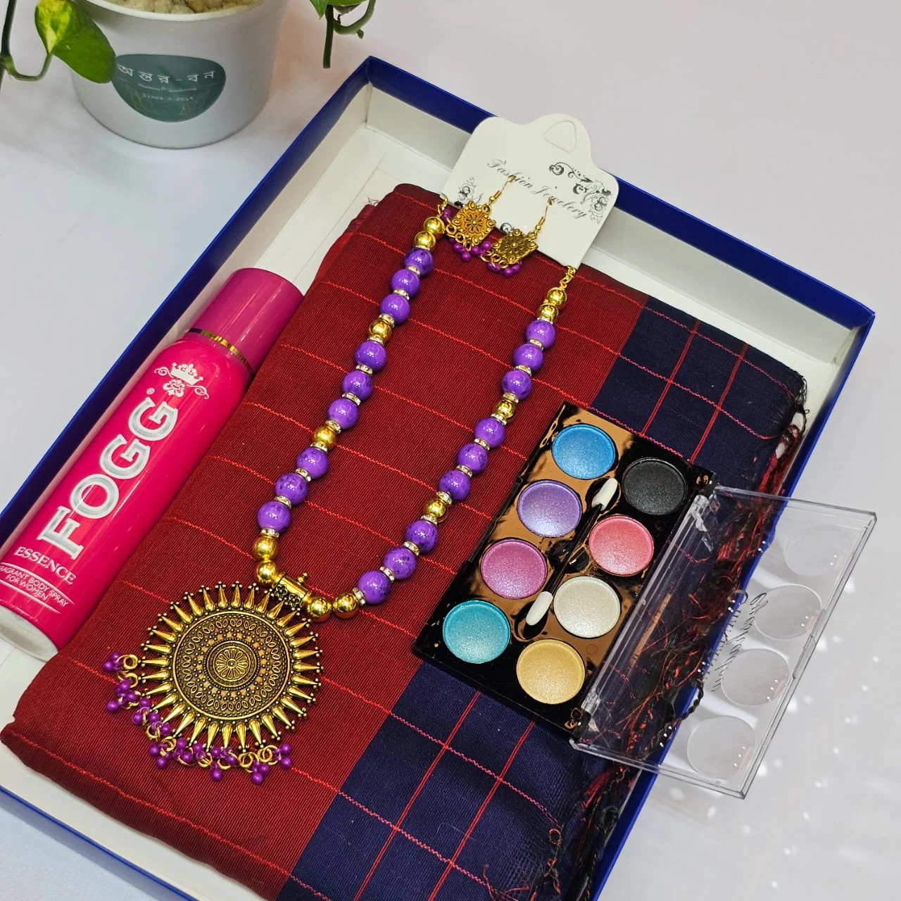 Picture of Sharee + Perfume + Neckless Set + Make Up Box Combo