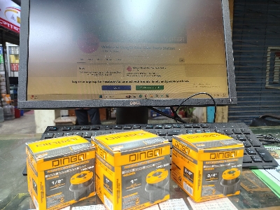 Picture of DINGQI 3/4" INCH PIPE THREAD HEAD & PVC PIPE CUTTER RATCHET DIE STOCKS -136001 (Orange)