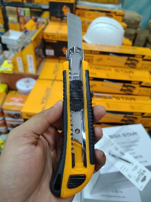 Picture of WELLOO Utility Cutter Foldable NT Cutter with 3 Blades – UKN1803 🔪🛠️📦 (Black)