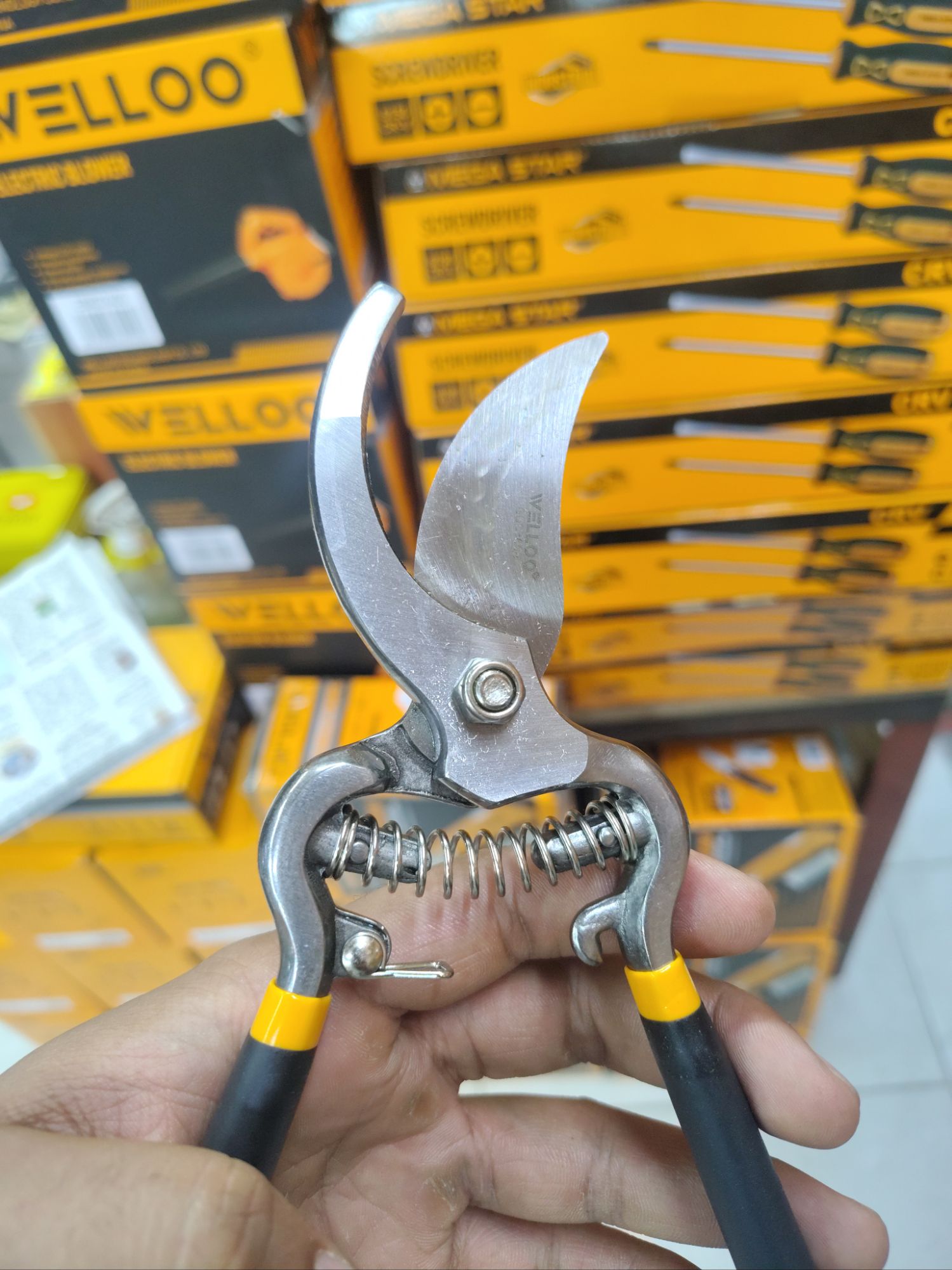 Picture of WELLOO 8" Inch Garden Shears,Tree branch Cutter GDS3608 (Yellow)