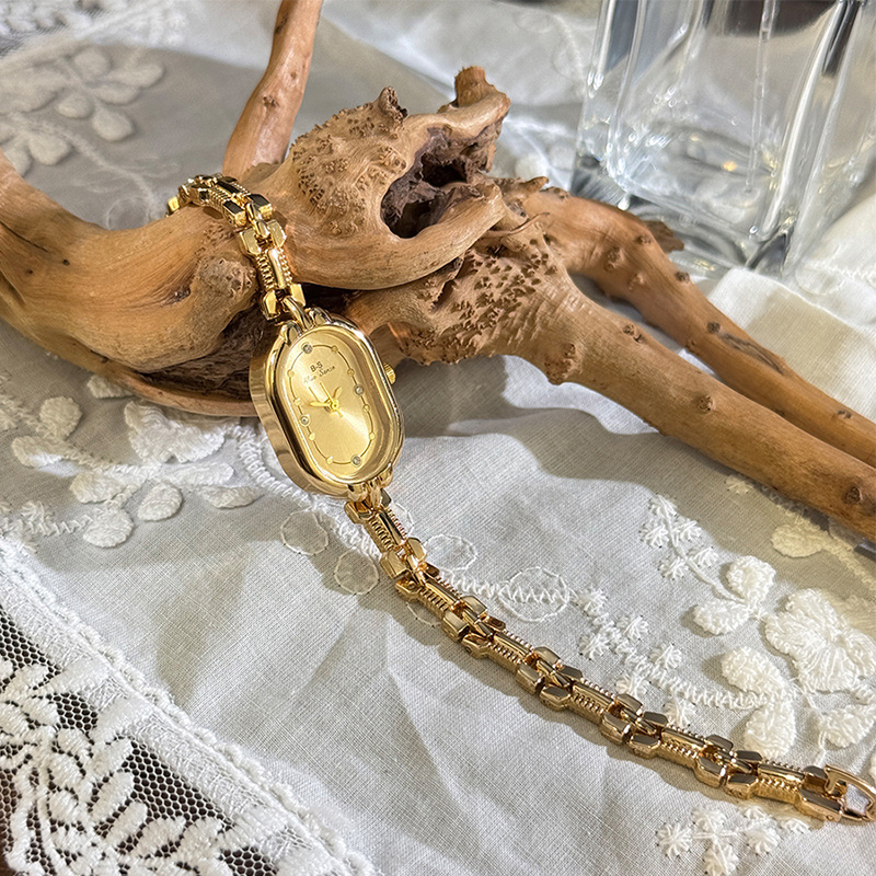 Picture of Old Money Style New Product Simple Retro Small Gold Watch Oval Women's Watch Niche High-End Bracelet