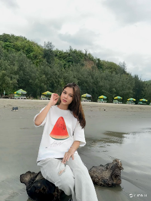 Picture of Oversized Women’s Fashion Top//  Street Style Women’s T-Shirt // Classic Cotton Tee for Women // Summer Casual Women’s Shirt // Everyday Women’s Fashion Tee White