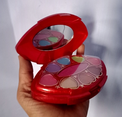 Picture of Makeup Full Kit,Heart Shape Makeup Case Set | Makeup Gift Set with Mirror Eyeshadow Kit for Women Full Kit Holiday Makeup Gift Set for Women Girls - Red