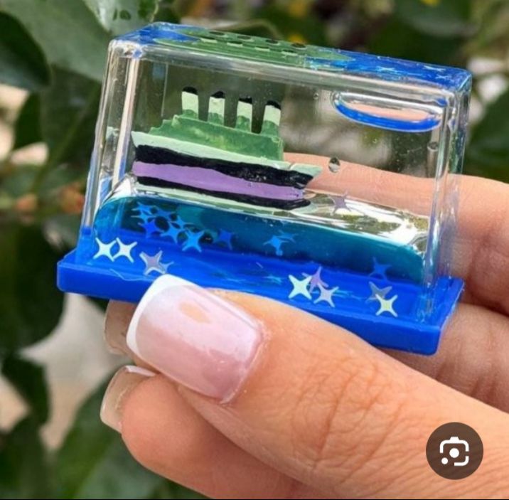 Picture of Acrylic Fluid Liquid Decor Fluid Liquid Toy Ornament Desktop Decoration for Office, Cruise Ship - Multicolor