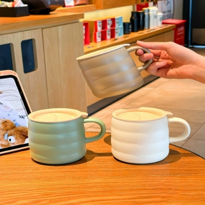 Picture of Ceramic coffee mugs with lids
