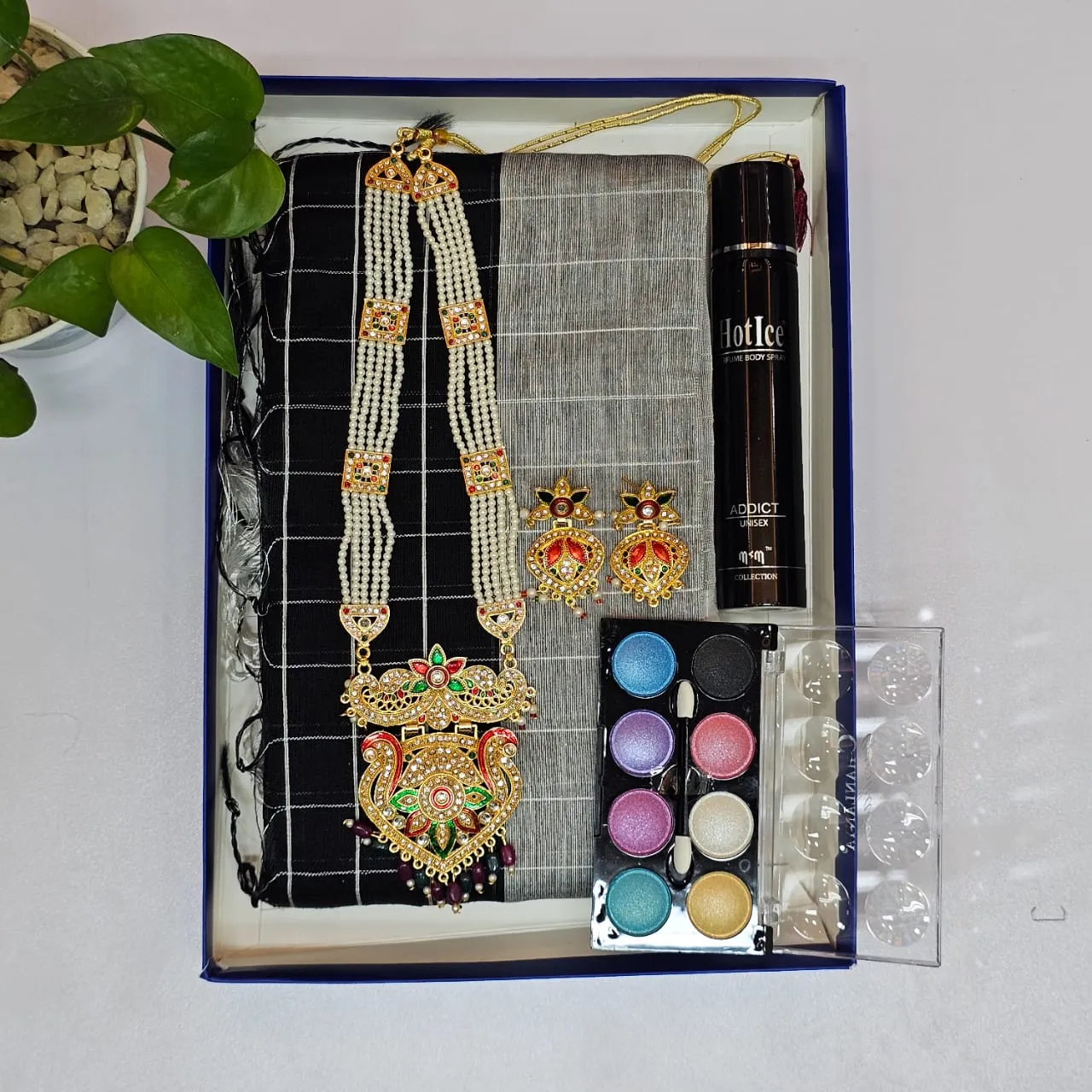 Picture of Sharee + Perfume + Neckless Set + Make Up Box Combo