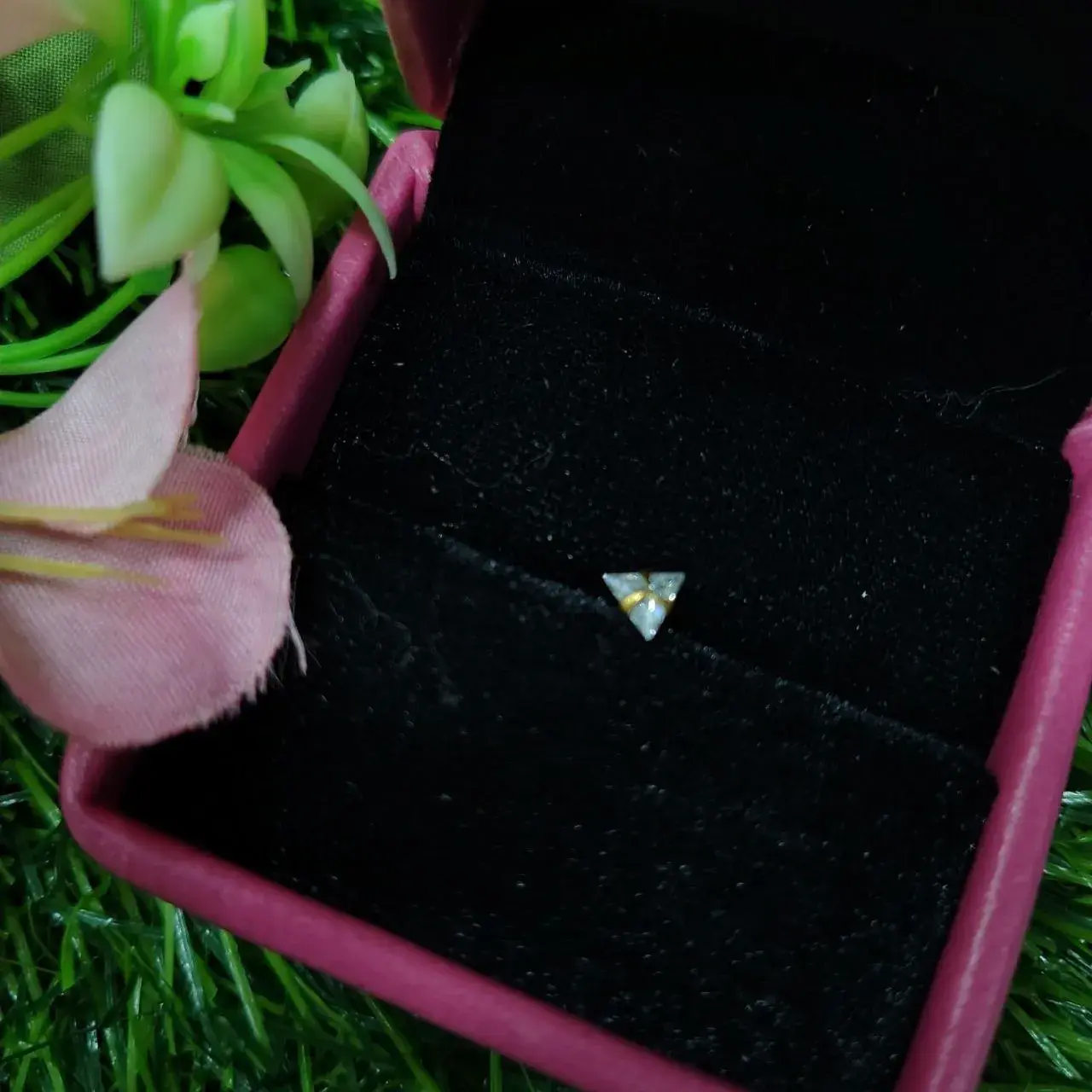 Picture of tiny crystal triangle earrings |