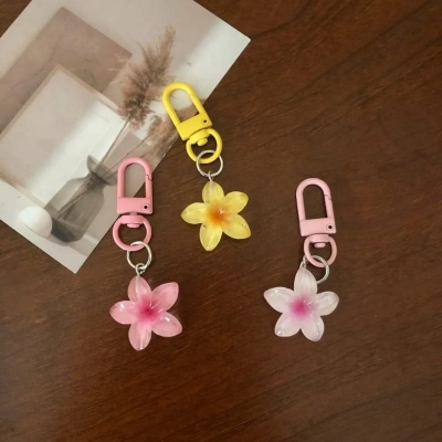 Picture of 3 pcs Fashion Daisy Keychain Korean Style Flower Key Chain Girl Cute Keyring Earphone Cover Purse Backpack Ornament Car Key Ring Pendant Charm Accessories - Multicolor
