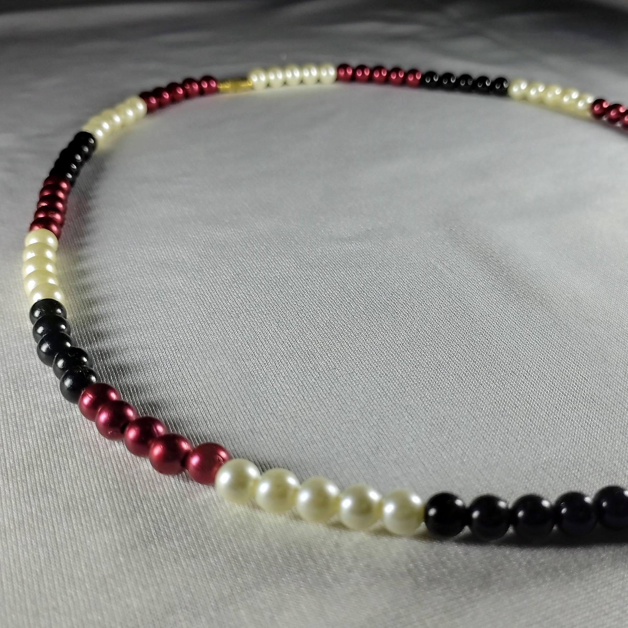 Picture of Versatile -Multicolor Pearl Simple Design Garland With Thread Lock Rose Red Off White Black Pearl Combination- Avant-garde - Multicolor