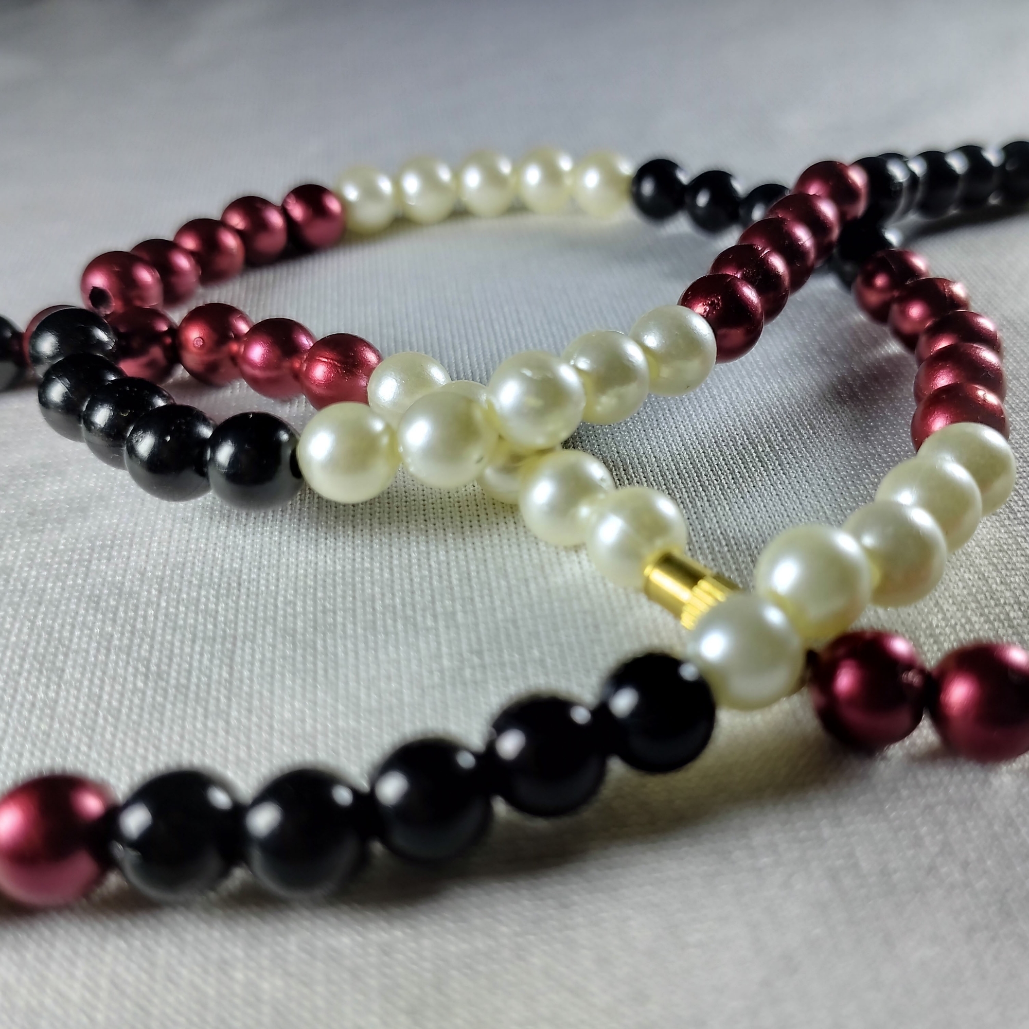 Picture of Versatile -Multicolor Pearl Simple Design Garland With Thread Lock Rose Red Off White Black Pearl Combination- Avant-garde - Multicolor
