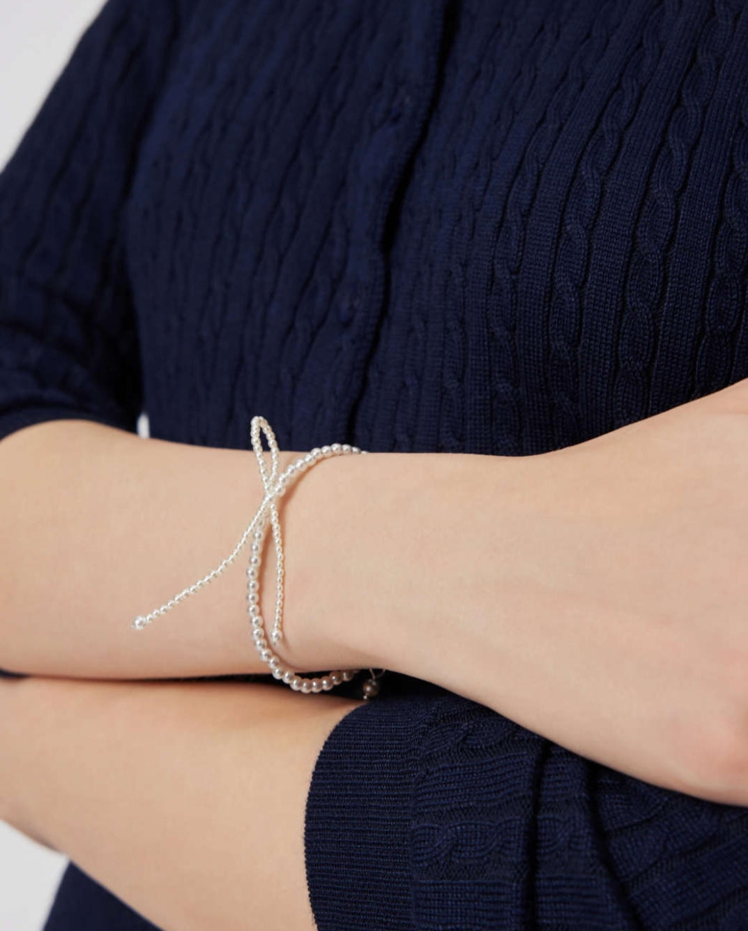 Picture of PEARL BOWKNOT BRACELET BANGLES JEWELRY FOR GIRLS AND WOMEN - Off White