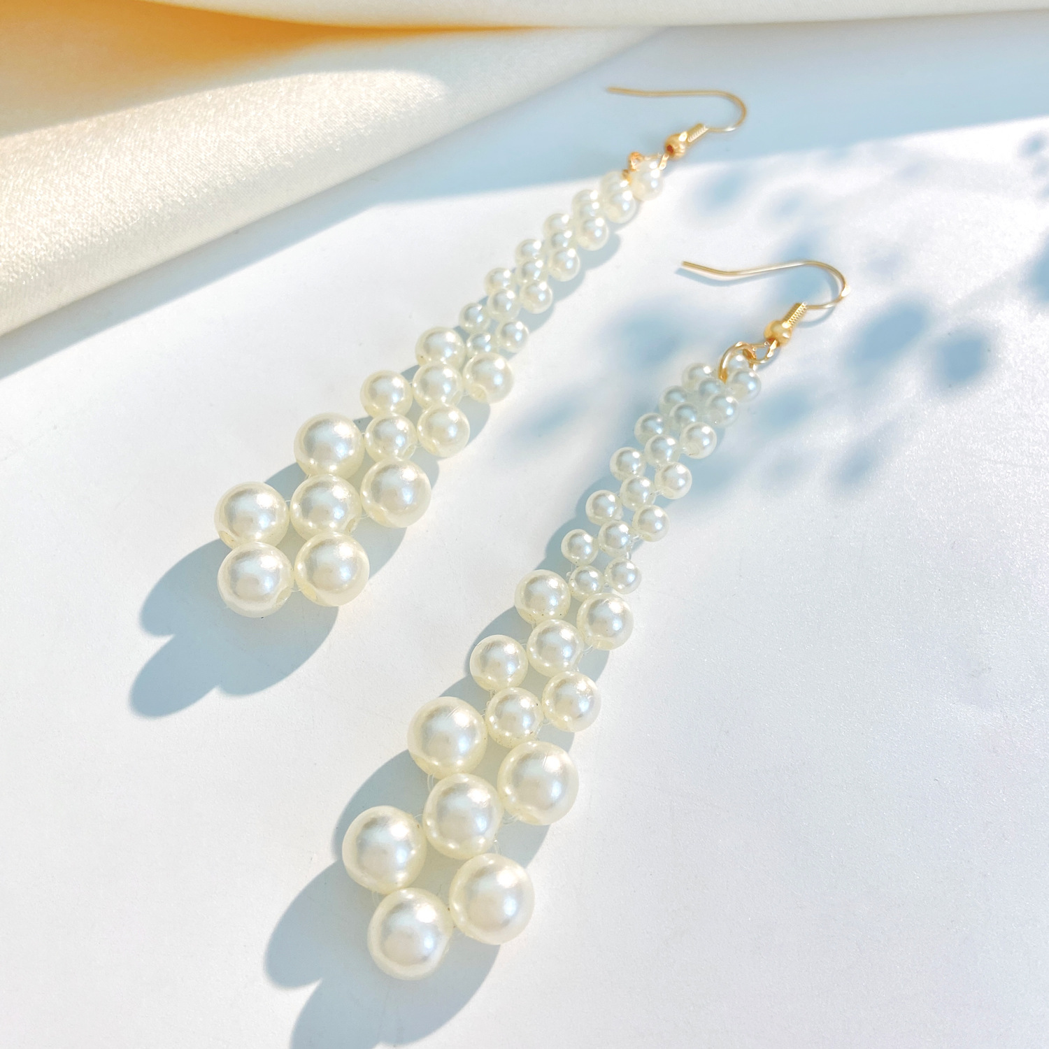 Picture of Korean Fashion Long Tassel Pearl Drop Earrings For Women Jewelry Trending New Luxury Women's Heart Earring - White