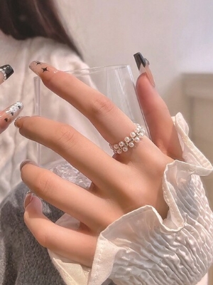 Picture of 1pc Simple Pearl Elastic Ring For Women, Light Luxury, Niche Retro, High-End Feeling, Index Finger Ring, Elegant, Net Red Ring Vintage - Off White