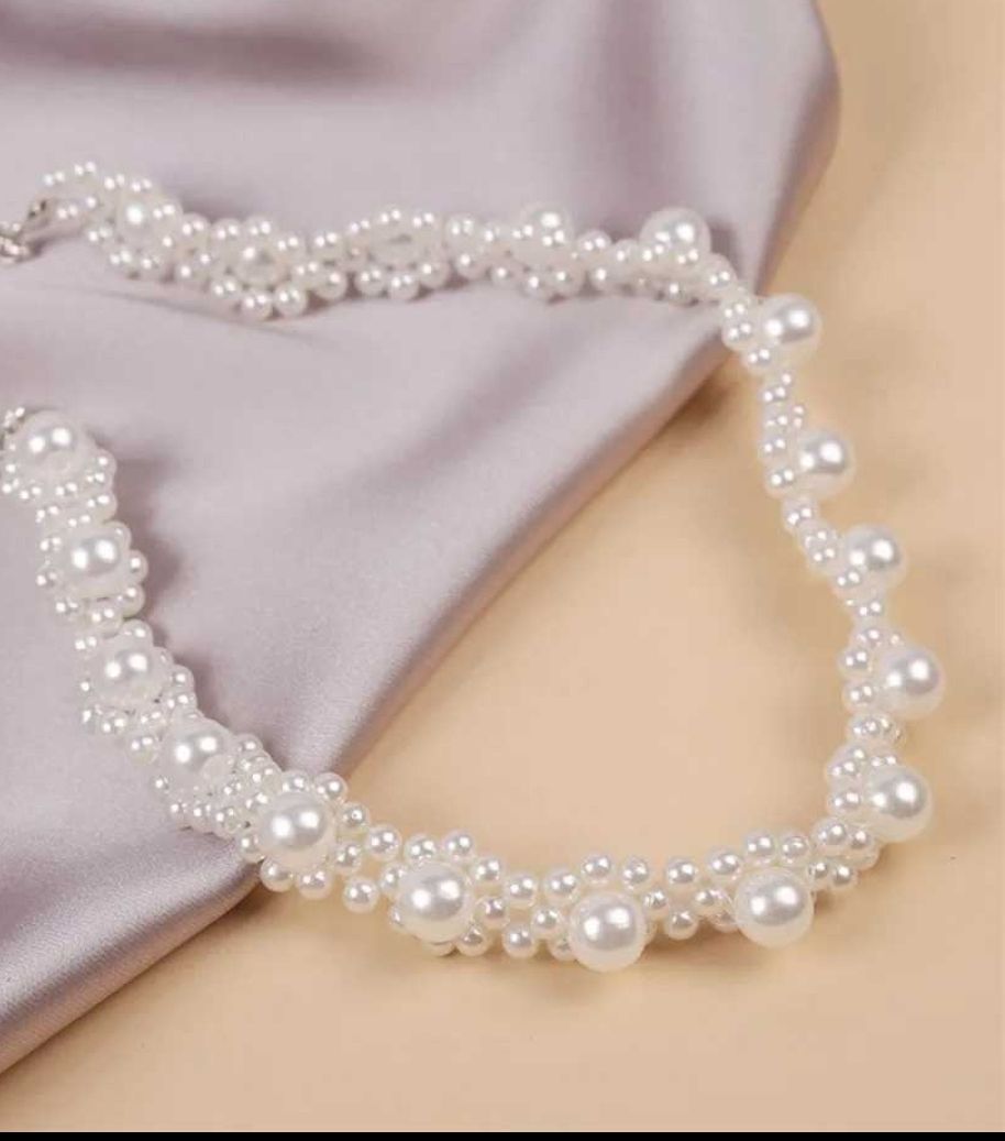 Picture of Girls' and women's pearl flower necklaces to wear to weddings, parties, and other special occasions - Multi