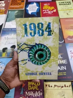 Picture of 1984 Paperback (White Print)
