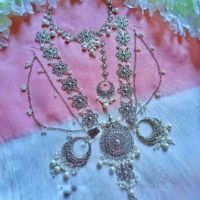Picture of Beautiful Antique Jewelry Set for Women, Washable, Attractive, Fashionable Design, Available in Multiple Colors - Multicolor